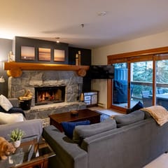 Alpine 3BR/3BA:Pool, Balcony, BBQ. 5 Mins to Vill! Sleeps 8