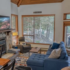 Bright Creekside 2BR:Walk to Creekside Gondola, Fireplace, Sleeps 7!