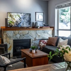 Whistler Vill 2BR: Sleeps 6, Walk to Everything! Fire, Hot Tub & Free Parking.