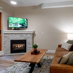 Whistler Vill 2BR: Fireplace, Hot Tub, Free Parking. Walk to Everything